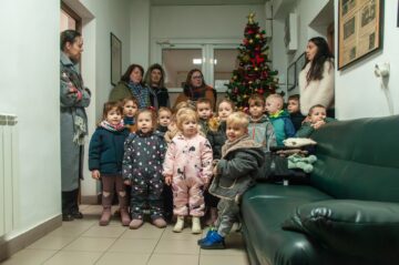 Cei mai mici colindători ai redacției, 24 de copii, cu vârste de la 5 la mai puțin de 3 ani