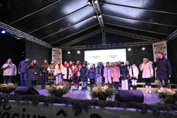 Colinde, urături și jocuri tradiționale de iarnă au răsunat în centrul Sucevei, în cadrul programului „Crăciun în Bucovina”