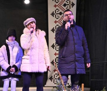 Colinde, urături și jocuri tradiționale de iarnă au răsunat în centrul Sucevei, în cadrul programului „Crăciun în Bucovina”