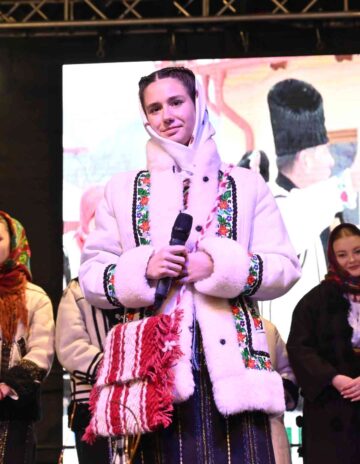 Colinde, urături și jocuri tradiționale de iarnă au răsunat în centrul Sucevei, în cadrul programului „Crăciun în Bucovina”