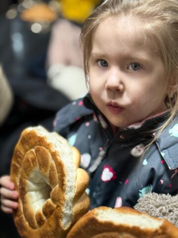 Cei mai mici colindători ai redacției, 24 de copii, cu vârste de la 5 la mai puțin de 3 ani