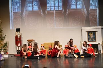 Balul caritabil al Colegiului „P. Rareș” aduce bucurie copiilor centrului „Pr. Mihai Negrea” Dorna