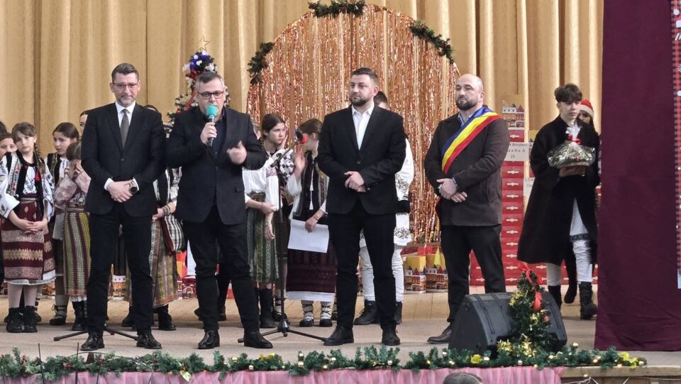 Prefectul Andronachi și vicepreședinte CJ Robu, alături de comunitatea din Broșteni, la serbările în cinstea Crăciunului Prefectul Andronachi și vicepreședinte CJ Robu, alături de comunitatea din Broșteni, la serbările în cinstea Crăciunului