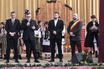 Prefectul Andronachi și  vicepreședinte CJ Robu, alături de comunitatea din Broșteni, la serbările în cinstea Crăciunului