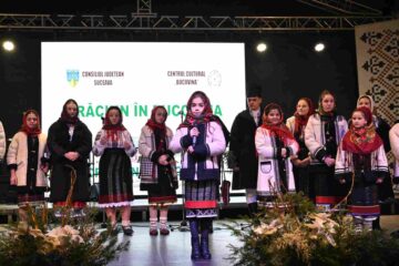 Colinde, urături și jocuri tradiționale de iarnă au răsunat în centrul Sucevei, în cadrul programului „Crăciun în Bucovina”