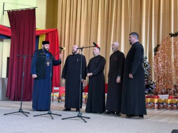 Prefectul Andronachi și  vicepreședinte CJ Robu, alături de comunitatea din Broșteni, la serbările în cinstea Crăciunului