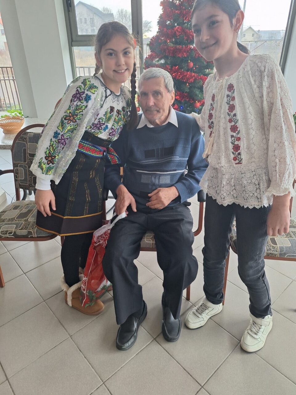 Centrul pentru persoane vârstnice Rădăuți, vizitat de elevi de la Școala Gimnazială „Bogdan Vodă”