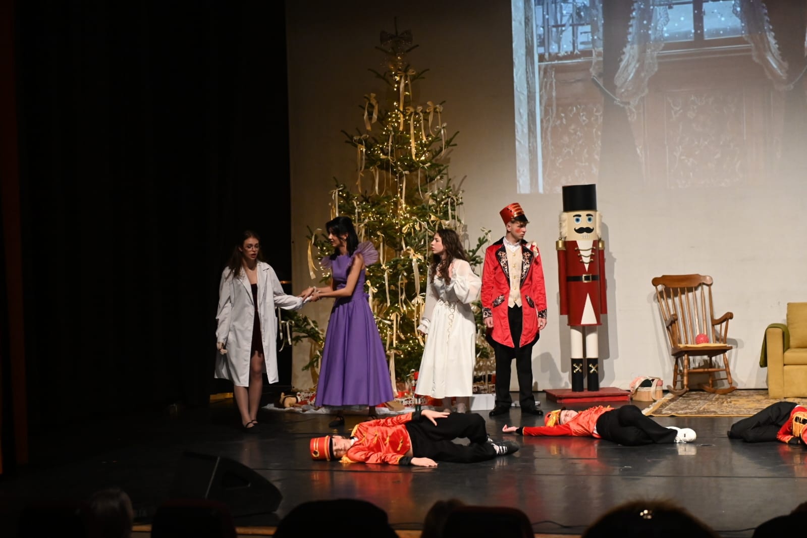 Balul caritabil al Colegiului „P. Rareș” aduce bucurie copiilor centrului „Pr. Mihai Negrea” Dorna