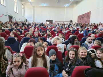 Prefectul Andronachi și  vicepreședinte CJ Robu, alături de comunitatea din Broșteni, la serbările în cinstea Crăciunului