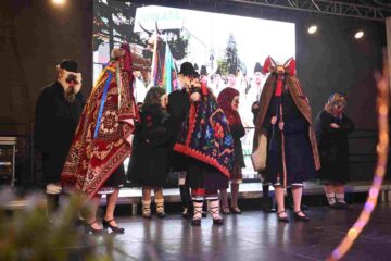 Colinde, urături și jocuri tradiționale de iarnă au răsunat în centrul Sucevei, în cadrul programului „Crăciun în Bucovina”