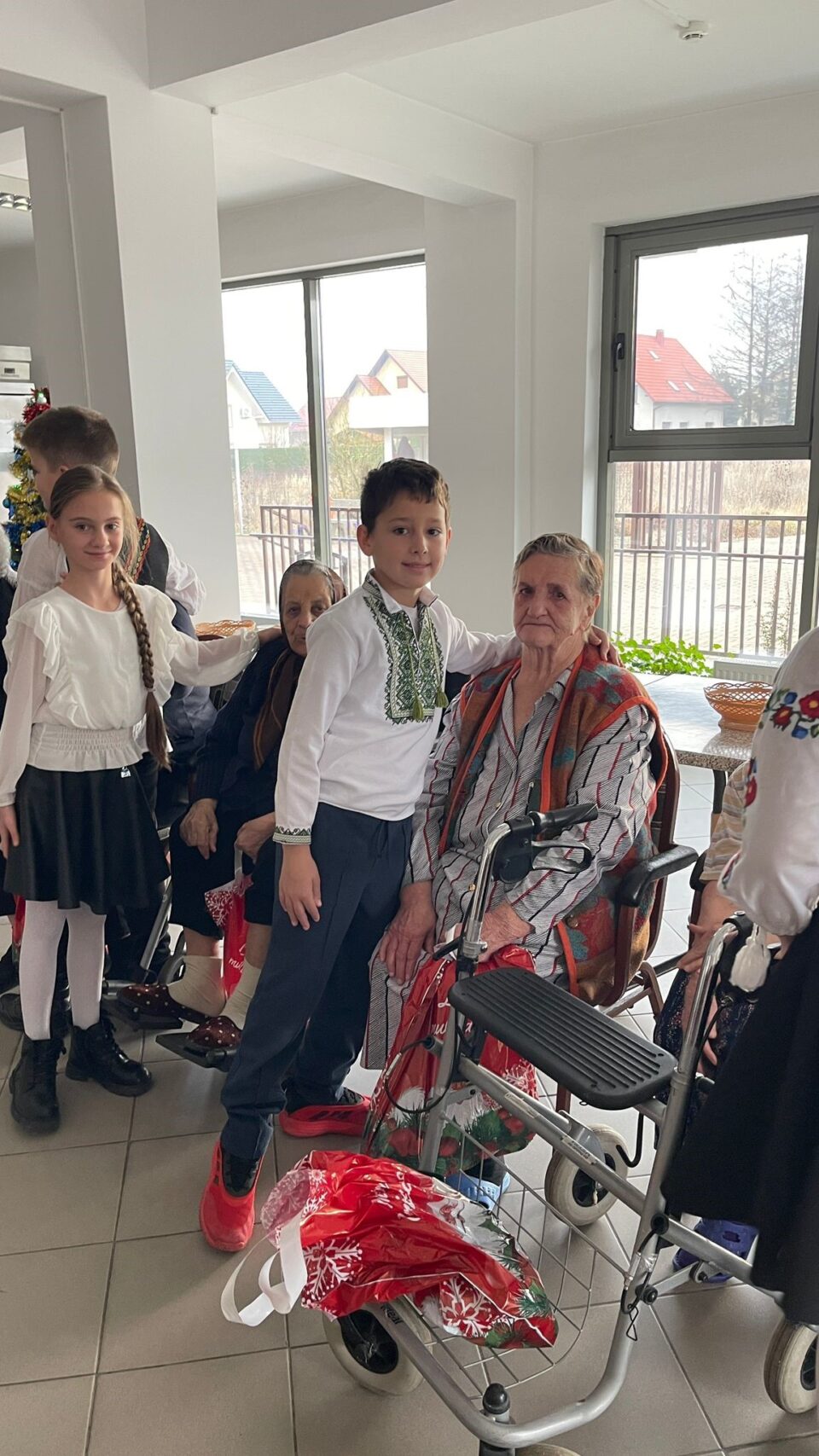 Centrul pentru persoane vârstnice Rădăuți, vizitat de elevi de la Școala Gimnazială „Bogdan Vodă”