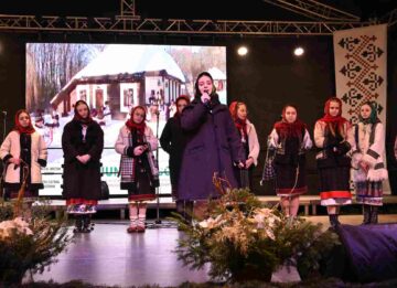 Colinde, urături și jocuri tradiționale de iarnă au răsunat în centrul Sucevei, în cadrul programului „Crăciun în Bucovina”