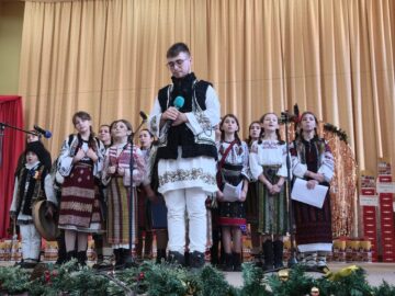 Prefectul Andronachi și  vicepreședinte CJ Robu, alături de comunitatea din Broșteni, la serbările în cinstea Crăciunului