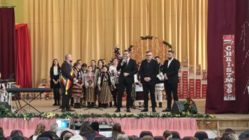 Prefectul Andronachi și  vicepreședinte CJ Robu, alături de comunitatea din Broșteni, la serbările în cinstea Crăciunului