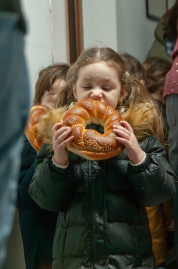 Cei mai mici colindători ai redacției, 24 de copii, cu vârste de la 5 la mai puțin de 3 ani