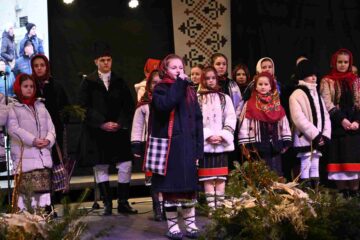 Colinde, urături și jocuri tradiționale de iarnă au răsunat în centrul Sucevei, în cadrul programului „Crăciun în Bucovina”