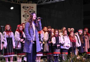 Colinde, urături și jocuri tradiționale de iarnă au răsunat în centrul Sucevei, în cadrul programului „Crăciun în Bucovina”