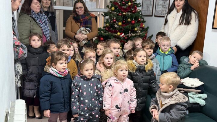 Cei mai mici colindători ai redacției, 24 de copii, cu vârste de la 5 la mai puțin de 3 ani