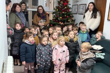 Cei mai mici colindători ai redacției, 24 de copii, cu vârste de la 5 la mai puțin de 3 ani Cei mai mici colindători ai redacției, 24 de copii, cu vârste de la 5 la mai puțin de 3 ani