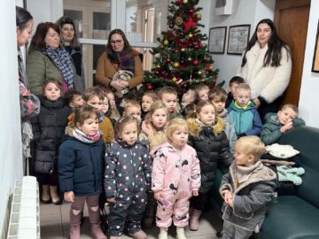 Cei mai mici colindători ai redacției, 24 de copii, cu vârste de la 5 la mai puțin de 3 ani
