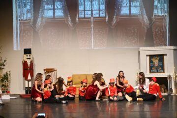 Balul caritabil al Colegiului „P. Rareș” aduce bucurie copiilor centrului „Pr. Mihai Negrea” Dorna