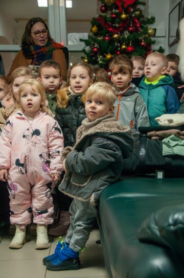 Cei mai mici colindători ai redacției, 24 de copii, cu vârste de la 5 la mai puțin de 3 ani