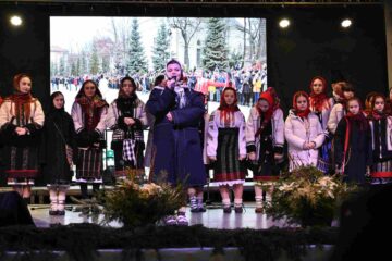 Colinde, urături și jocuri tradiționale de iarnă au răsunat în centrul Sucevei, în cadrul programului „Crăciun în Bucovina”