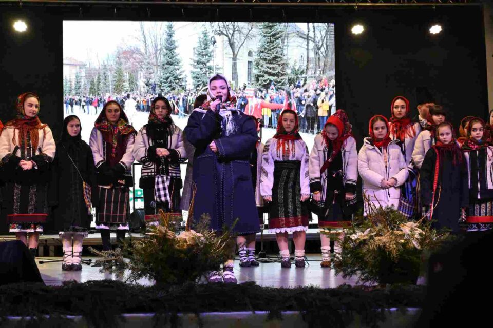 Colinde, urături și jocuri tradiționale de iarnă au răsunat în centrul Sucevei, în cadrul programului „Crăciun în Bucovina”