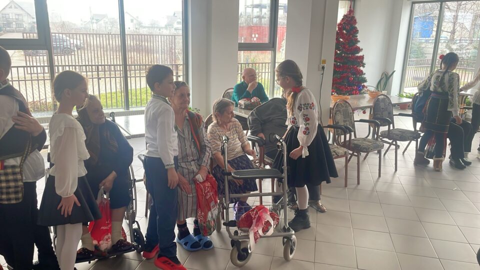 Centrul pentru persoane vârstnice Rădăuți, vizitat de elevi de la Școala Gimnazială „Bogdan Vodă”