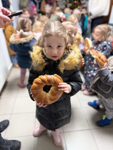 Cei mai mici colindători ai redacției, 24 de copii, cu vârste de la 5 la mai puțin de 3 ani