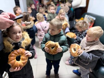 Cei mai mici colindători ai redacției, 24 de copii, cu vârste de la 5 la mai puțin de 3 ani