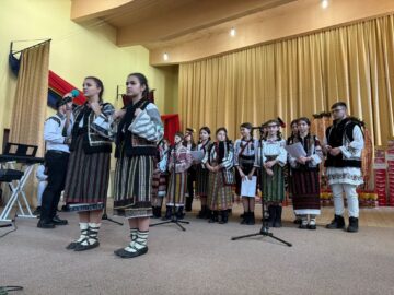 Prefectul Andronachi și  vicepreședinte CJ Robu, alături de comunitatea din Broșteni, la serbările în cinstea Crăciunului