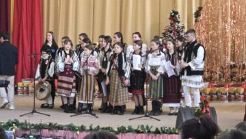 Prefectul Andronachi și  vicepreședinte CJ Robu, alături de comunitatea din Broșteni, la serbările în cinstea Crăciunului