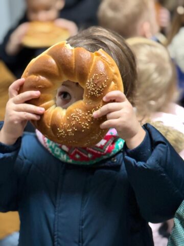 Cei mai mici colindători ai redacției, 24 de copii, cu vârste de la 5 la mai puțin de 3 ani