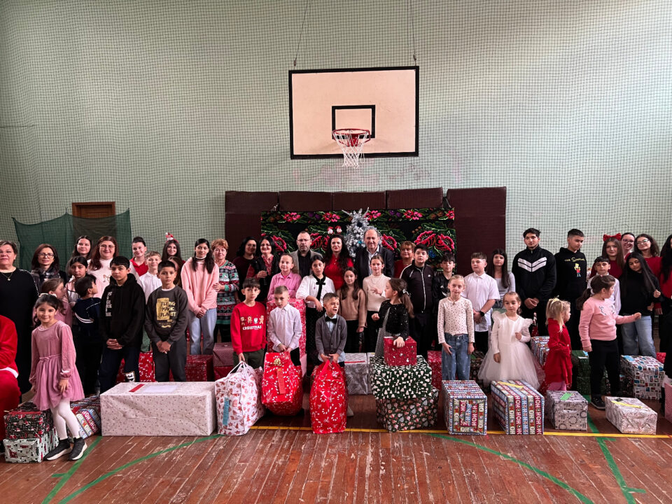 Colegiul Tehnic din Rădăuți a devenit un exemplu al generozității, oferind bucuria de Crăciun pentru 61 de copii din Centrul „Maria Ward” și Casa de tip familial „Universul Copiilor” Colegiul Tehnic din Rădăuți a devenit un exemplu al generozității, oferind bucuria de Crăciun pentru 61 de copii din Centrul „Maria Ward” și Casa de tip familial „Universul Copiilor”