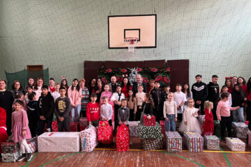 Colegiul Tehnic din Rădăuți a devenit un exemplu al generozității, oferind bucuria de Crăciun pentru 61 de copii din Centrul „Maria Ward” și Casa de tip familial „Universul Copiilor” Colegiul Tehnic din Rădăuți a devenit un exemplu al generozității, oferind bucuria de Crăciun pentru 61 de copii din Centrul „Maria Ward” și Casa de tip familial „Universul Copiilor”