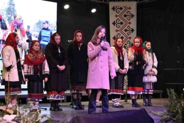 Colinde, urături și jocuri tradiționale de iarnă au răsunat în centrul Sucevei, în cadrul programului „Crăciun în Bucovina”