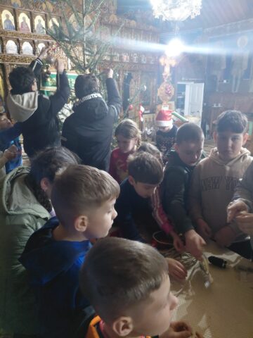 Tradiție, educație și spiritualitate în proiectul „O brad frumos! 2025” – Un proiect educațional care a unit școala, familia și Biserica în spiritul Crăciunului