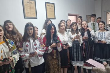 Colinde în dar oferite redacției Monitorului de Suceava de Corul Asociației Tinerilor Ortodocși Suceveni Colinde în dar oferite redacției Monitorului de Suceava de Corul Asociației Tinerilor Ortodocși Suceveni