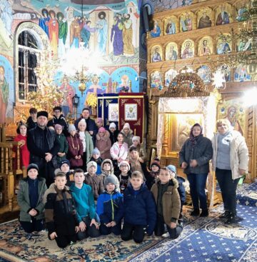 Tradiție, educație și spiritualitate în proiectul „O brad frumos! 2025” – Un proiect educațional care a unit școala, familia și Biserica în spiritul Crăciunului