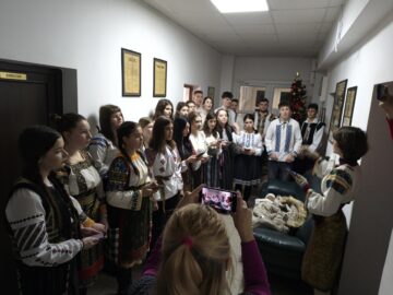 Colinde în dar oferite redacției Monitorului de Suceava de Corul Asociației Tinerilor Ortodocși Suceveni