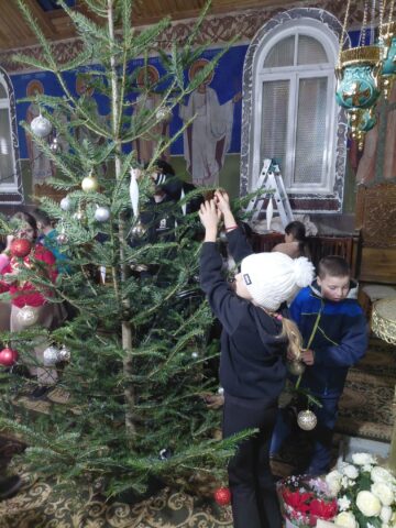 Tradiție, educație și spiritualitate în proiectul „O brad frumos! 2025” – Un proiect educațional care a unit școala, familia și Biserica în spiritul Crăciunului