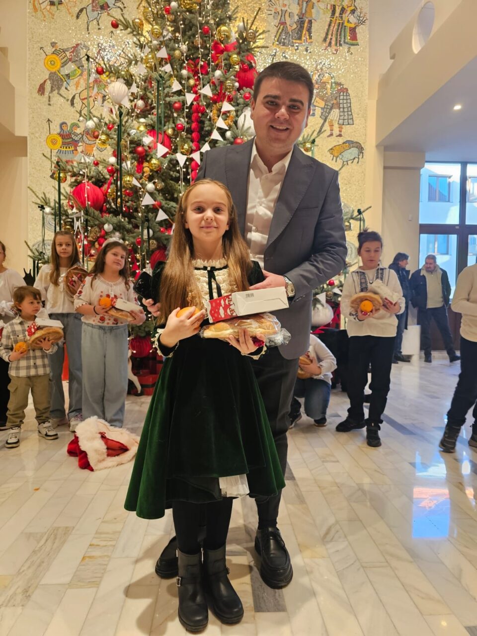 Colindători de la Școala „Ion Creangă” au oferit o ie tradițională fiului președintelui CJ Suceava, Gheorghe Șoldan