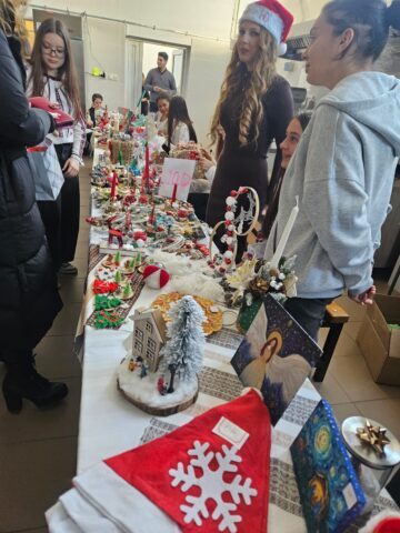 Târg caritabil de Crăciun, la Colegiul de Industrie Alimentară Suceava