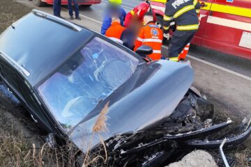 Au rulat peste 50 de metri în decor și apoi s-au izbit violent într-un cap de pod