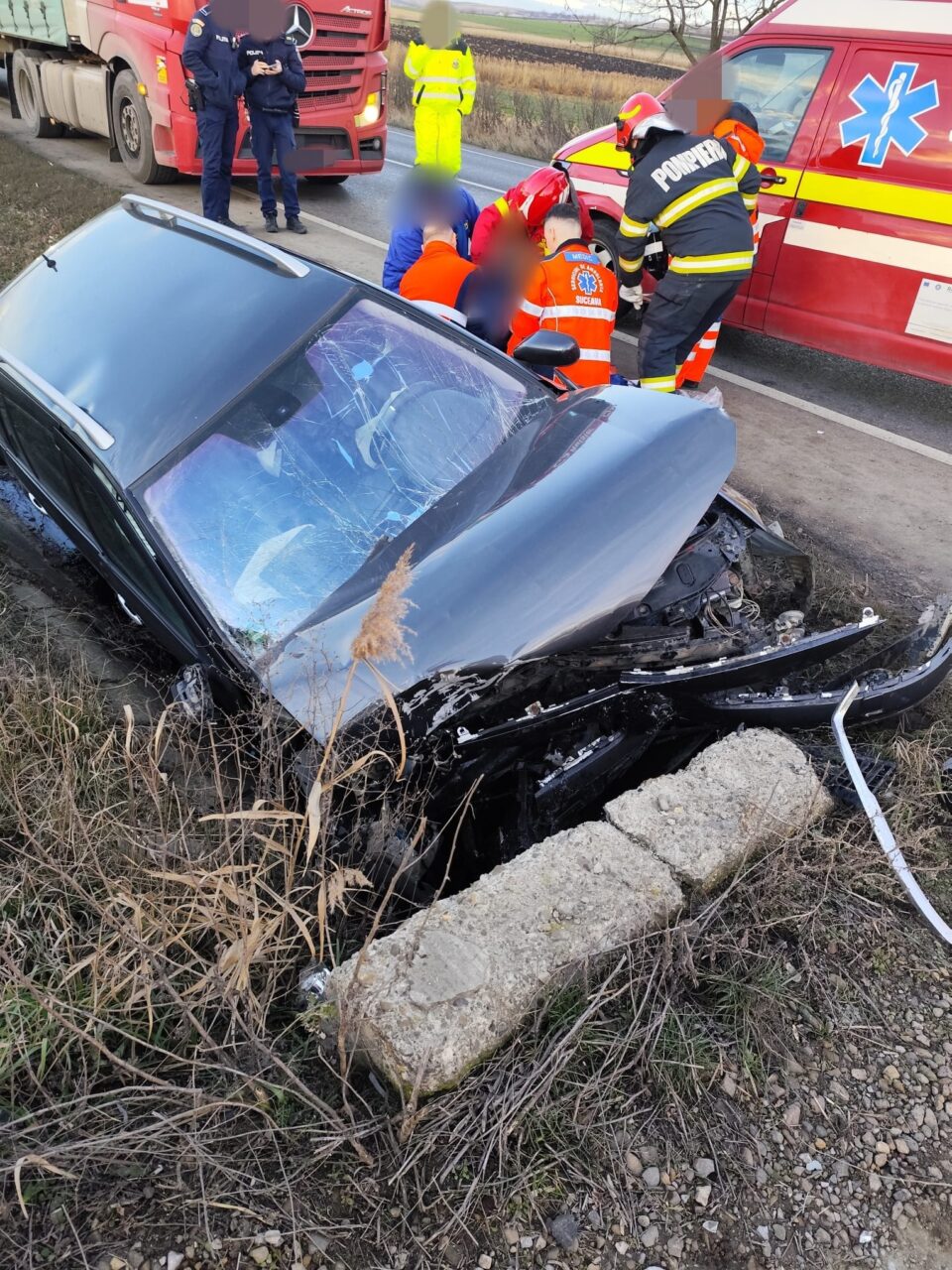 Au rulat peste 50 de metri în decor și apoi s-au izbit violent într-un cap de pod