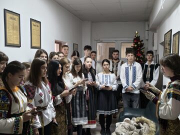 Colinde în dar oferite redacției Monitorului de Suceava de Corul Asociației Tinerilor Ortodocși Suceveni