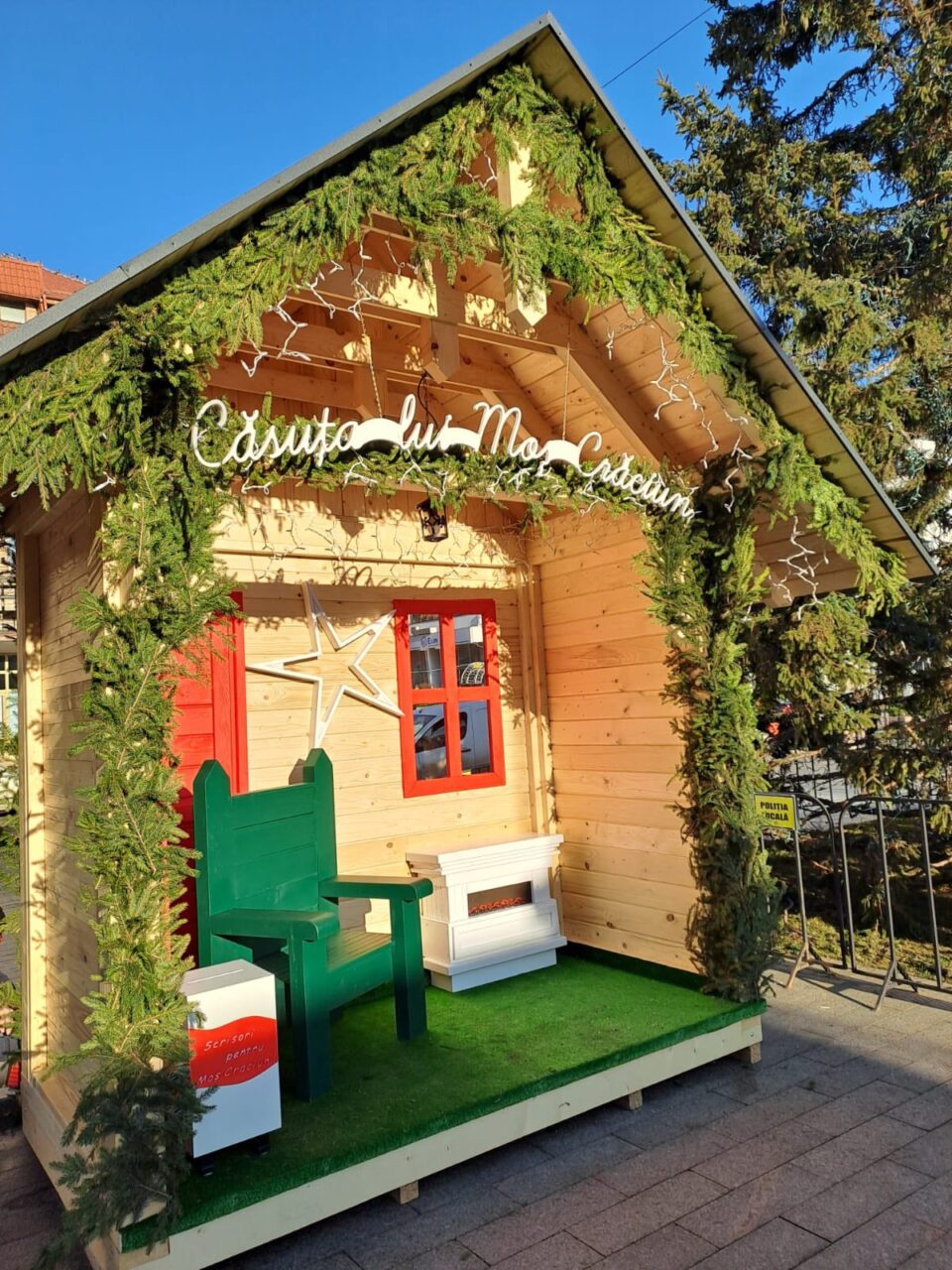 Căsuța lui Moș Crăciun, deschisă copiilor în cadrul Târgului de Crăciun din centrul Sucevei