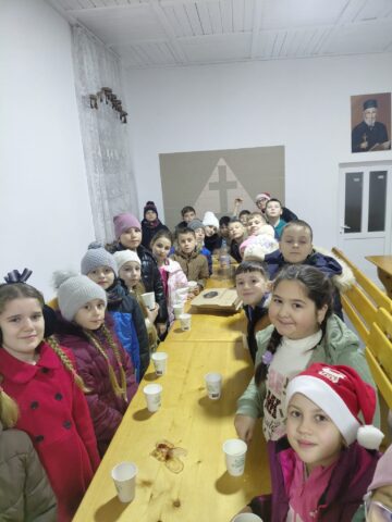 Tradiție, educație și spiritualitate în proiectul „O brad frumos! 2025” – Un proiect educațional care a unit școala, familia și Biserica în spiritul Crăciunului