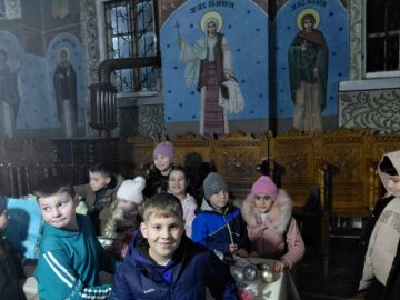 Tradiție, educație și spiritualitate în proiectul „O brad frumos! 2025” – Un proiect educațional care a unit școala, familia și Biserica în spiritul Crăciunului